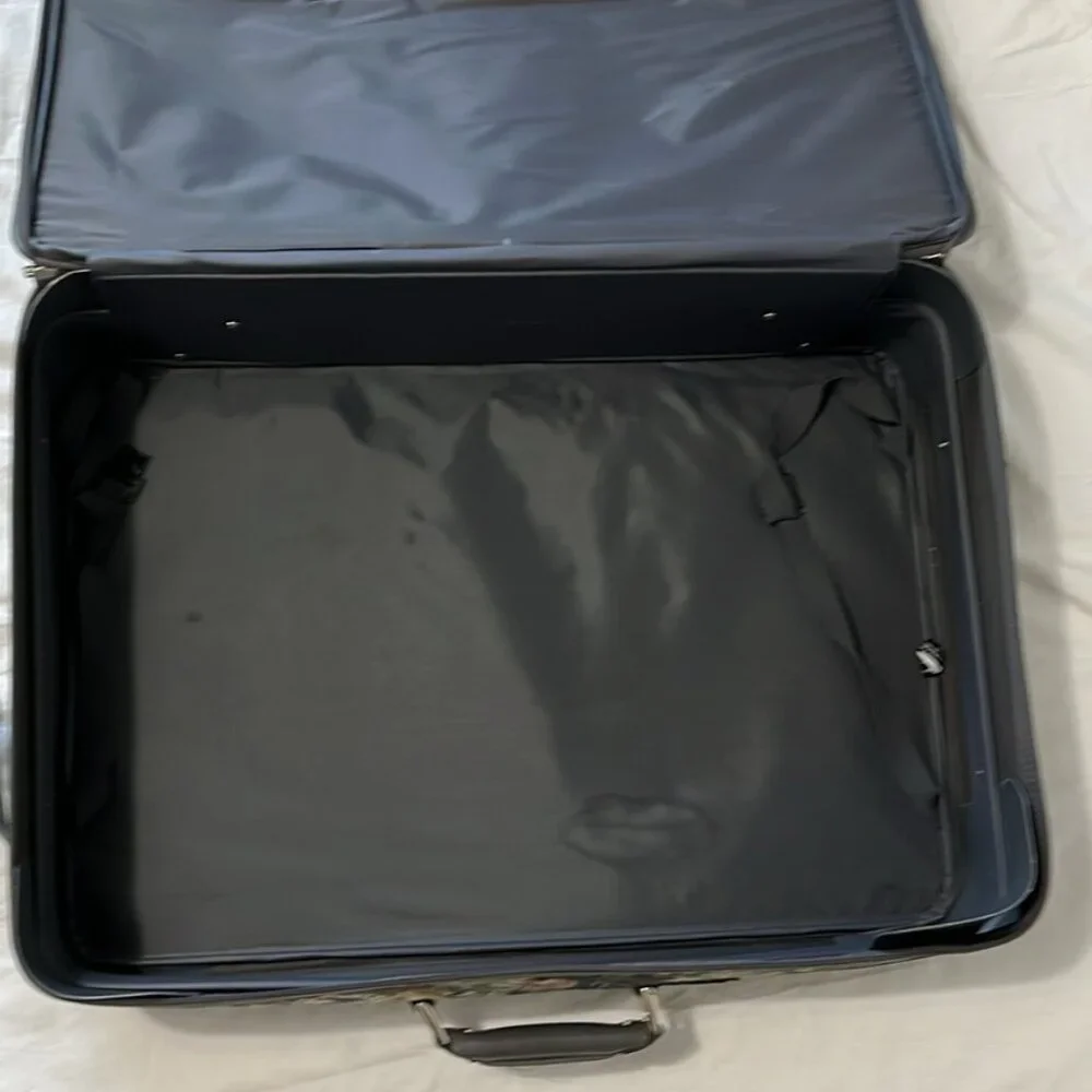 A big suit case of size 26 x 17.5 x 8 Inches from Oscar De La Renta Brand